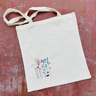 Plátěná taška s výšivkou lučního kvítí modrá