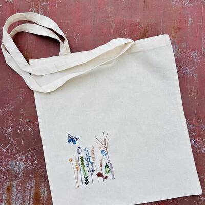 Plátěná taška s výšivkou lučního kvítí s motýlem modrá