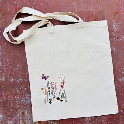 Plátěná taška s výšivkou lučního kvítí s motýlem růžová