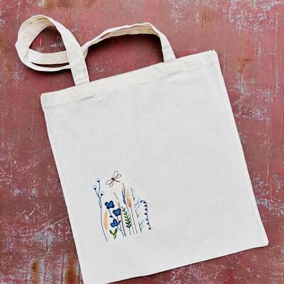 Plátěná taška s výšivkou lučního kvítí s vážkou modrá