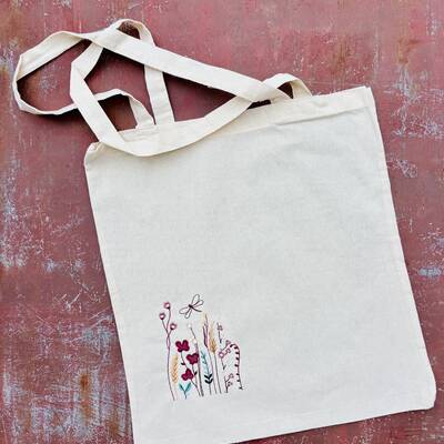 Plátěná taška s výšivkou lučního kvítí s vážkou růžová